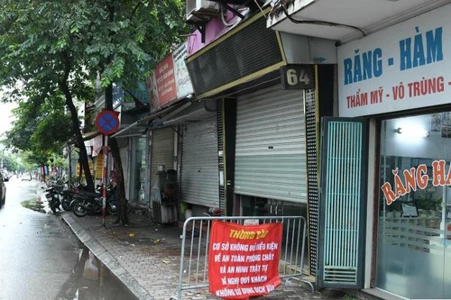 Nhiều quán karaoke vi phạm phòng cháy bị lập rào chắn, đóng cửa