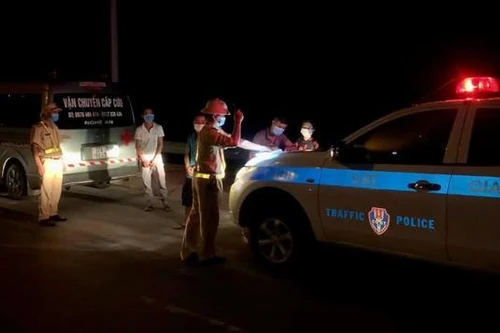 Phạt 30 triệu đồng 4 người lợi dụng xe cứu thương “thông chốt” kiểm soát