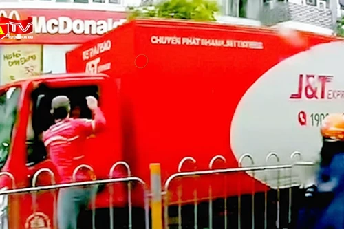 Bắt giữ lái xe tải tấn công đồng nghiệp giữa trời mưa