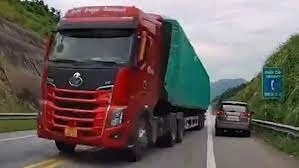 Hãi hùng pha vượt ẩu của lái xe container trên cao tốc Nội Bài – Lào Cai