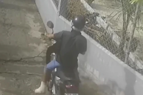 Chân bó bột vẫn nhảy lò cò vào nhà dân ăn trộm