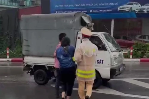 CSGT kịp thời cứu người phụ nữ có ý định nhảy cầu Chương Dương 