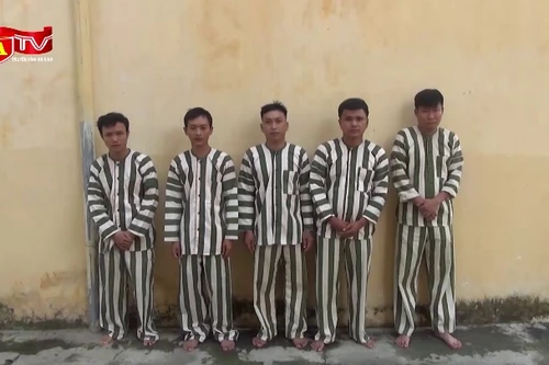 Cấu kết với các hội nhóm kín trên mạng xã hội để làm giả giấy tờ quy mô lớn