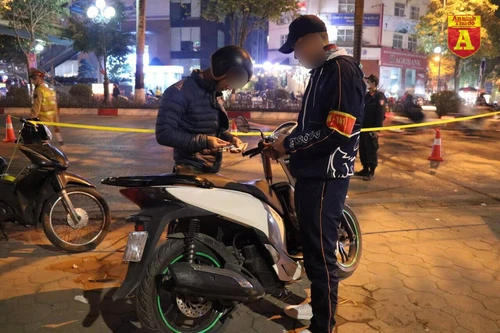 15 tổ công tác 141 hóa trang phòng chống đua xe đêm Noel