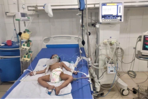 Bé trai 3 tuổi đang điều trị Covid-19 ở nhà thì uống nhầm thuốc diệt chuột