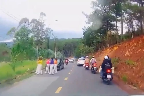 Nhóm phụ nữ dừng ô tô, nhảy múa giữa đường bị công an mời làm việc