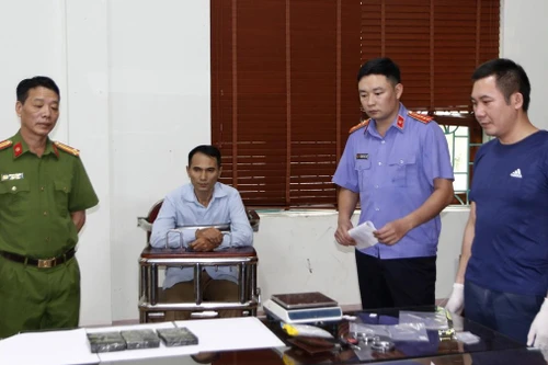 [Tin nhanh tối 25-10-2022] Đang giao dịch 3 bánh heroin thì bị bắt