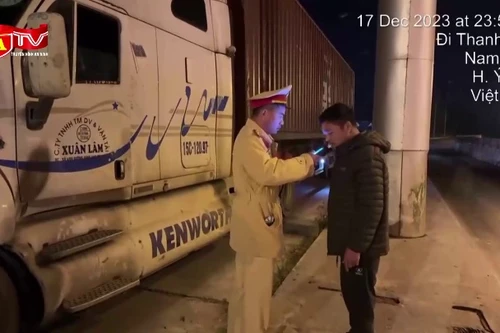 Phát hiện "ma men" là lái xe container trên cao tốc