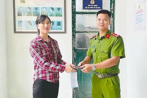 Bí thư thôn nhặt được chiếc ví, gửi Công an xã trả người đánh rơi