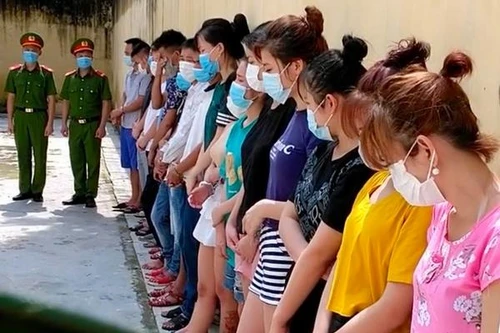 Bất chấp lệnh cấm, quán karaoke vẫn phục vụ 25 khách ‘bay lắc’