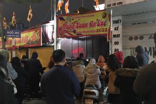 Người dân vái vọng ngoài cổng dự lễ cầu an trực tuyến ở chùa Phúc Khánh