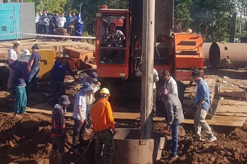 Diễn biến mới nhất vụ giải cứu bé trai rơi xuống ống trụ bê tông: Đề nghị điều cẩu loại lớn vào kéo cọc bêtông