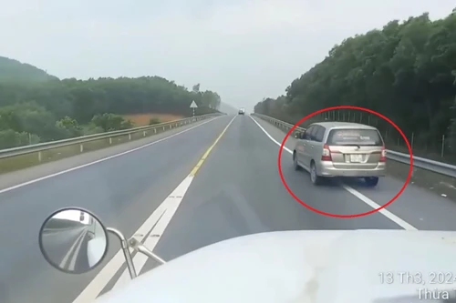 Ô tô bất chấp biển cấm, vượt ẩu trên cao tốc Cam Lộ - La Sơn