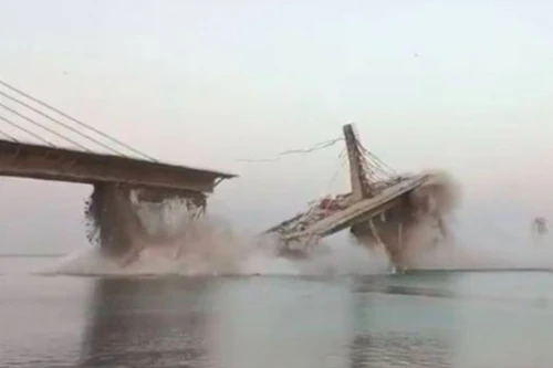 Khoảnh khắc cầu 4 làn bắc qua sông Hằng bất ngờ đổ sập