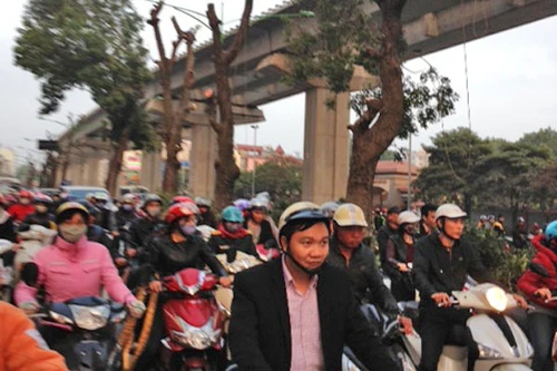 Đường sắt trên cao ơi, chúng tôi đã quá khổ rồi!