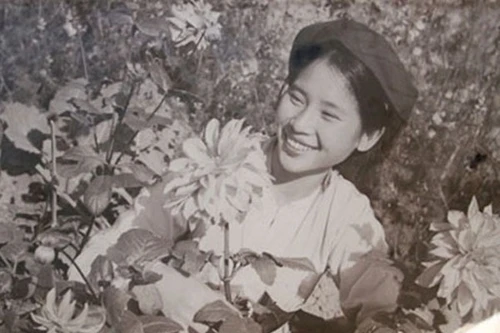 Làng hoa còn lại chốn này