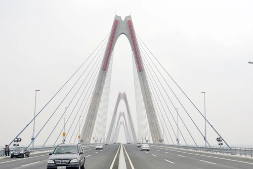 Phân luồng phương tiện qua cầu Nhật Tân, đường Võ Nguyên Giáp