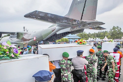 Vụ tai nạn máy bay QZ8501: Trục vớt thêm được 4 thi thể