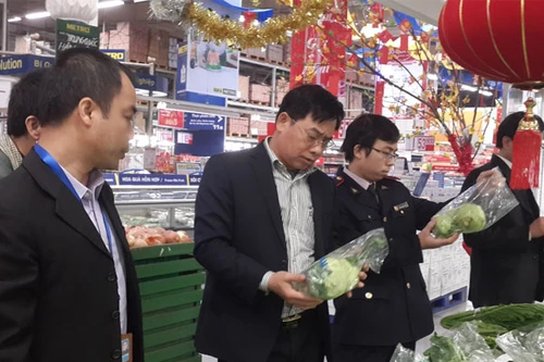 Kiểm tra đột xuất thực phẩm tại Big C, Metro