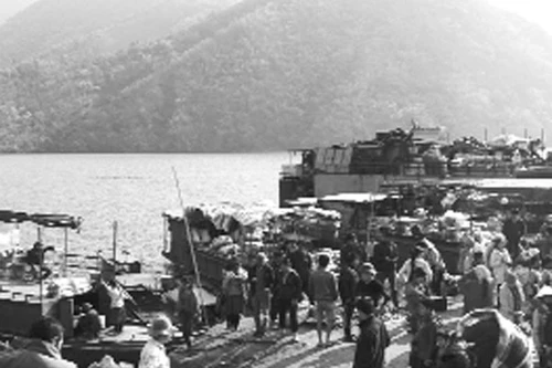 Chợ phiên kỳ lạ ven sông