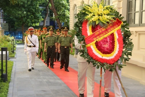 Dâng hương tưởng nhớ các anh hùng liệt sỹ Công an Thủ đô