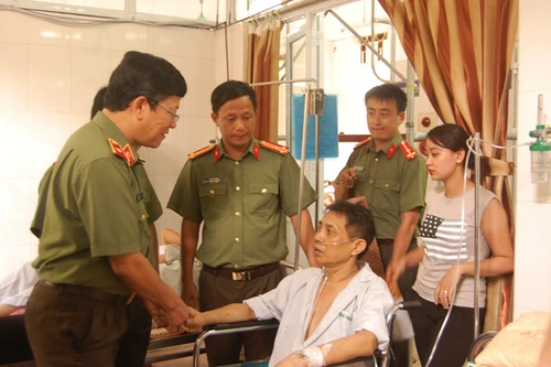 Thăm hỏi cán bộ chiến sỹ nhân ngày Thương binh liệt sỹ