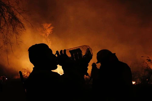 Những "chiến binh chống giặc lửa" giữa rừng Amazon đang cháy âm ỉ