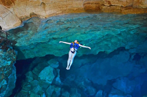 Độc đáo hồ trong suốt khiến người bơi như bay trong không trung