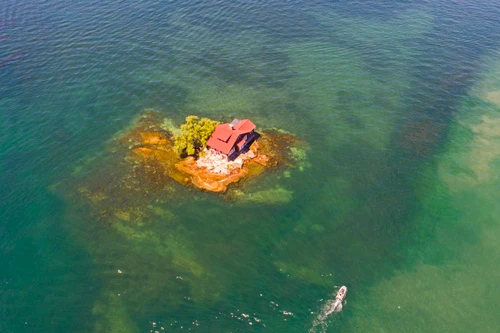 Hòn đảo nhỏ nhất thế giới, bé hơn cả sân tennis vẫn có người ở