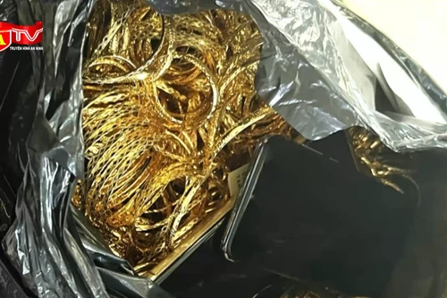 Người đàn ông mang hơn 1,2kg vàng qua biên giới để nhận công 10 USD 