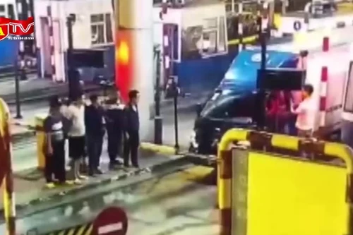 Video cảnh sát vây bắt nghi phạm hiếp dâm tại trạm thu phí cao tốc