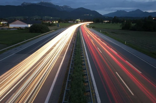 Đường cao tốc dài 13.000km, gần như không giới hạn tốc độ, không trạm thu phí