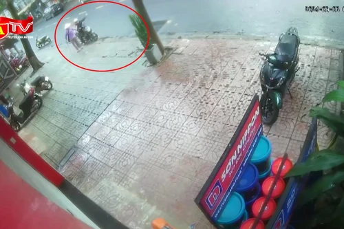 Video ghi lại cảnh đối tượng giật 430 tờ vé số của người phụ nữ 