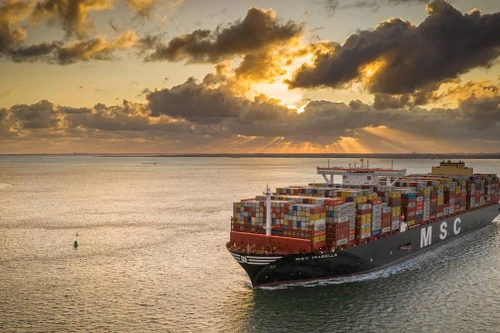 Siêu tàu chở hàng, gấp 4 lần sân bóng đá, chở hơn 24.000 container 