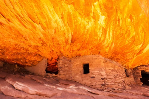 Kỳ quan "ngôi nhà rực cháy" bên vách núi