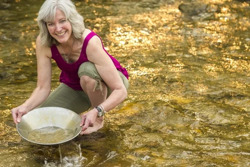 Nơi du khách tự do tìm vàng dưới lòng sông