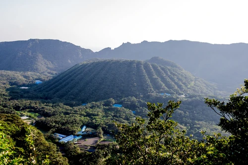 Ngôi làng đặc biệt nằm trên miệng núi lửa nhỏ, trong núi lửa to