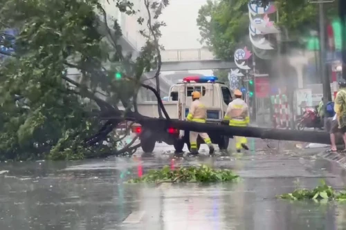 CSGT Hà Nội "căng mình" đảm bảo an toàn cho người dân trước cơn bão số 3 