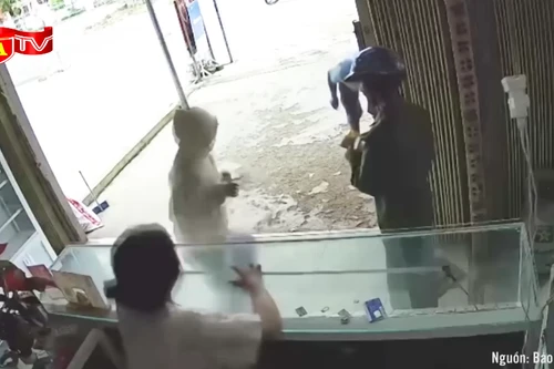 Video thiếu nữ cướp giật điện thoại bị chủ cửa hàng truy đuổi 