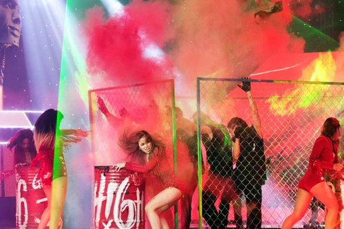 Hoàng Thuỳ Linh nóng bỏng mang cả rào sắt lên sân khấu