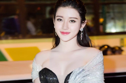 Á hậu Huyền My diện đầm sexy, khoe vòng 1 gợi cảm