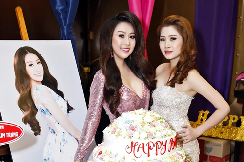 Ca sĩ Ngọc Trân Anh lộng lẫy dự tiệc sinh nhật MC Kim Trang