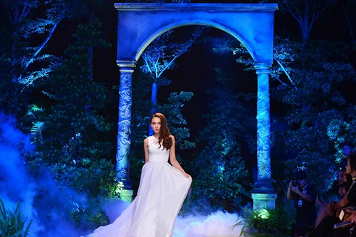 Tô Uyên Khánh Ngọc "hóa" thiên thần trong thiết kế của Chung Thanh Phong