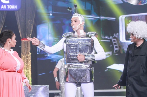 Thuận Nguyễn hoá thân thành robot chinh phục dàn giám khảo khó tính