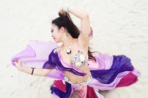 Màn múa bụng huyền ảo trên bãi biển của vũ công bellydance