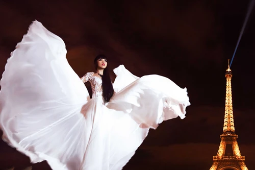 Jessica Minh Anh tung bộ ảnh hoành tráng trước show diễn trên sông Seine
