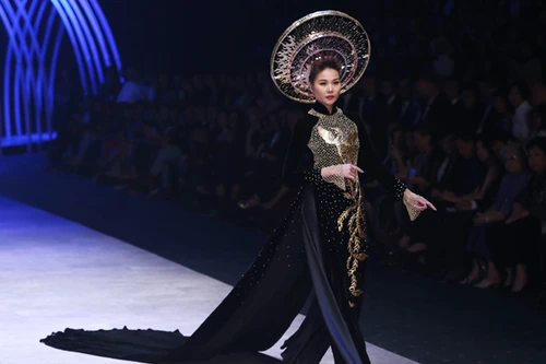 Thanh Hằng mặc áo dài dát vàng 1,2 tỷ đồng trong đêm bế mạc tuần lễ thời trang