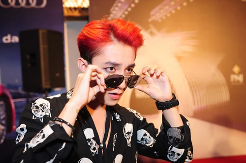 Sơn Tùng M-TP "khuấy đảo" thảm đỏ Vietnam International Fashion Week 2015