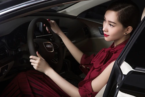 Hoa hậu Đặng Thu Thảo "diện" thiết kế Haute Couture sành điệu bên xế sang