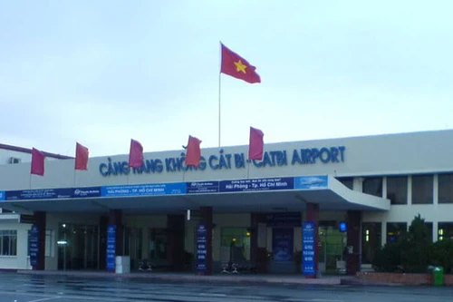 Hàng loạt chuyến bay phải chuyển hướng vì thời tiết xấu